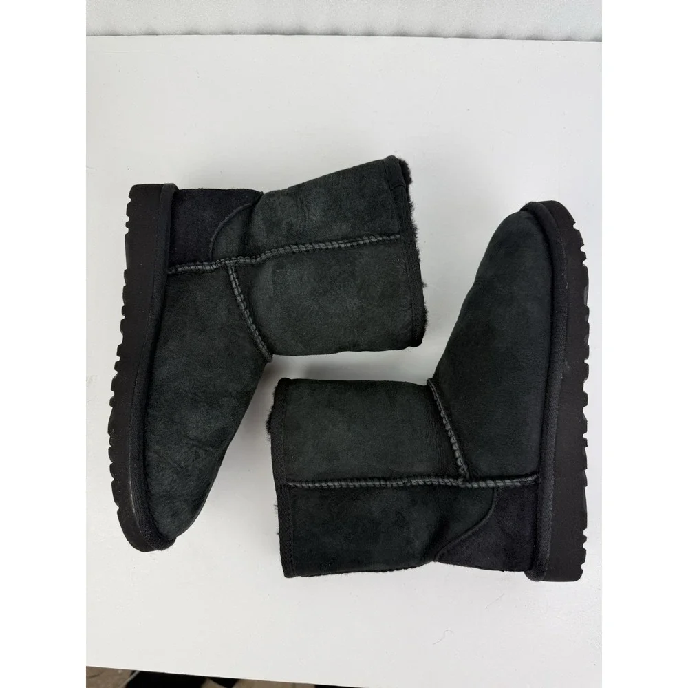 UGG Australia Classic Short II Boots Black Suede Sheepskin Youth Sz. 3 WMS Sz. 5